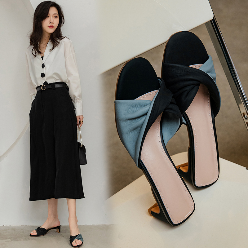 Minimalist Peep-Toe Chunky Mid Heel Sandals